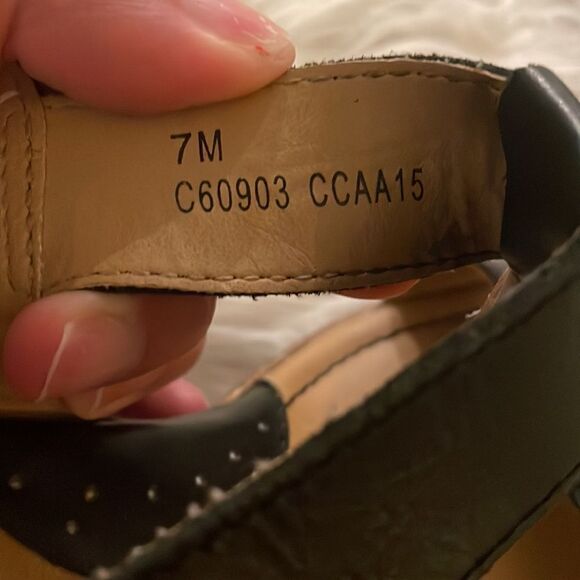 b.o.c. Born Concept Black Wedge T-strap Sandals - Picture 3 of 7